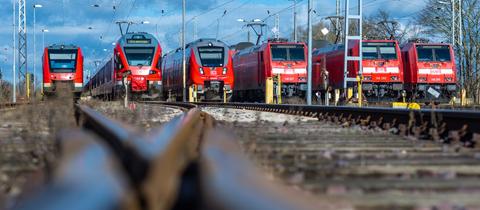 Personenzüge der Deutschen Bahn stehen auf Gleisen