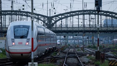 15.05.2023, Bayern, München: Ein ICE fährt auf den Gleisen vor dem Hauptbahnhof.