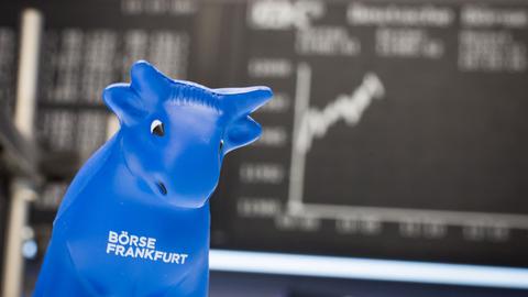Bullenfigur im Handelssaal der Frankfurter Börse 