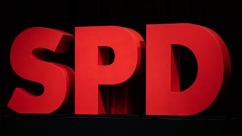 Das Logo der SPD beim Landesparteitag der SPD Baden-Württemberg neben der Bühne