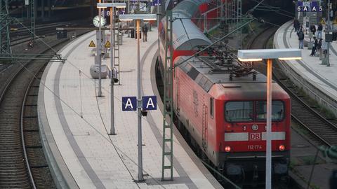 Ein Regionalzug steht am frühen Morgen an einem Bahnsteig des Hamburger Hauptbahnhofs.