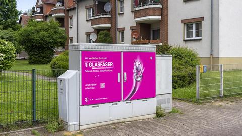Verteilerkasten für Glasfaser Technologie der Deutschen Telekom, in einem Wohngebiet.