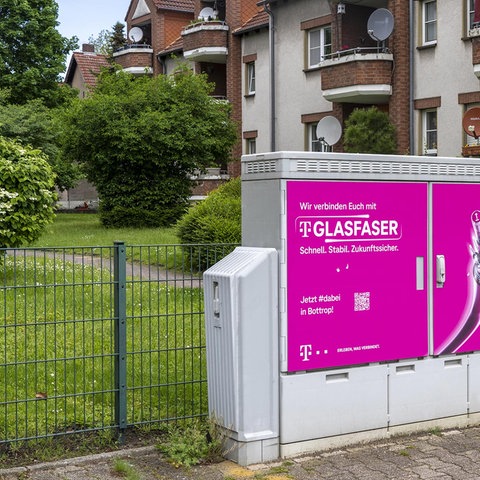 Verteilerkasten für Glasfaser Technologie der Deutschen Telekom, in einem Wohngebiet.