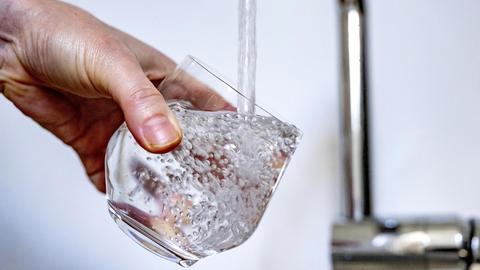 Ein Glas wird mit Trinkwasser gefüllt