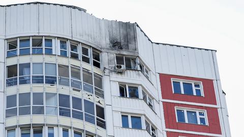 Schäden an einem Wohngebäude in Moskau nach Drohnenangriffen