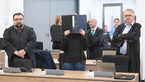 Lina E. mit ihren Verteidigern beim Prozess am OLG Dresden