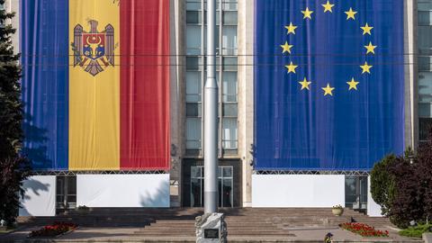 Das Regierungsgebäude in der Hauptstadt Chisinau, das mit den Flaggen der Europäischen Union und der Republik Moldau geschmückt ist
