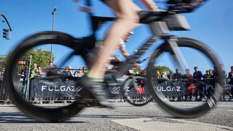 Ein Radfahrer beim Ironman-Triathlon in Hamburg 