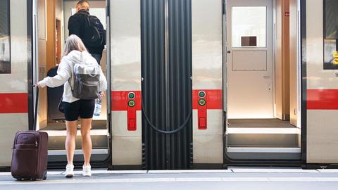 Fahrgäste steigen am Hauptbahnhof Hannover in einen ICE (Archivbild).