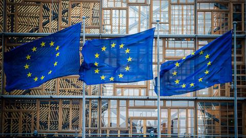  Flaggen der Europäischen Union wehen im Wind vor dem Europa-Gebäude. 
