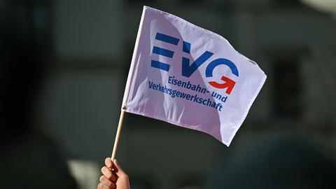 Eine Fahne der Eisenbahn- und Verkehrsgewerkschaft (EVG).