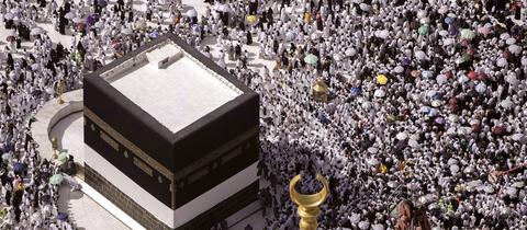 Tausende muslimische Pilger umrunden die Kaaba, das kubische Gebäude der Großen Moschee, während der jährlichen Hadsch-Pilgerfahrt. 