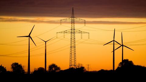 Die Energie aus der Windkraft wird über Stromtrassen in den Rest des Landes gebracht.