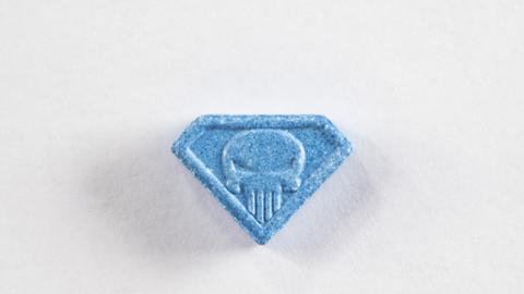 Aufnahmen einer Ecstasy Blue Punisher- Pille. 