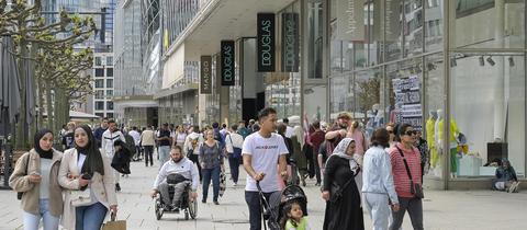 Passanten auf der Einkaufsstraße Zeil, Frankfurt am Main