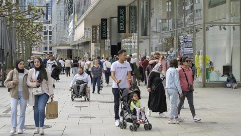 Passanten auf der Einkaufsstraße Zeil, Frankfurt am Main