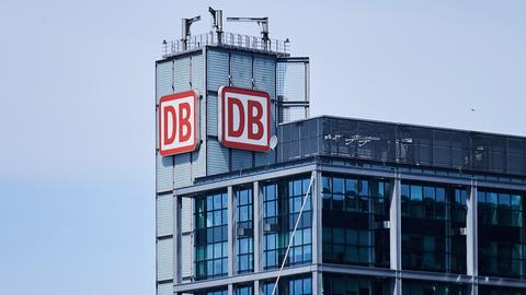 Das DB-Logo ist auf dem Turm am Hauptbahnhof Berlin zu sehen. 