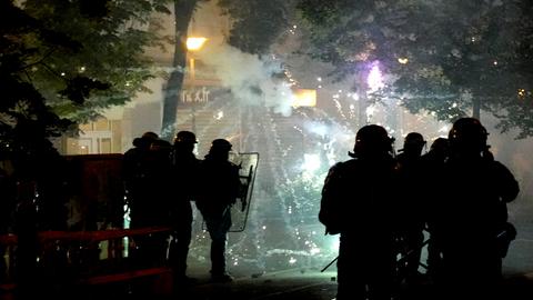Polizisten sind während Ausschreitungen in Nanterre, außerhalb von Paris, im Einsatz. 