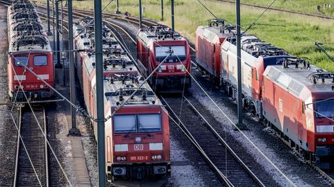 Lokomotiven stehen aufgereiht auf den Gleisen des Rangierbahnhofs Maschen.