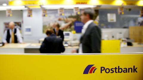 Kunden der Deutschen Postbank werden in einer Filiale in Köln bedient.