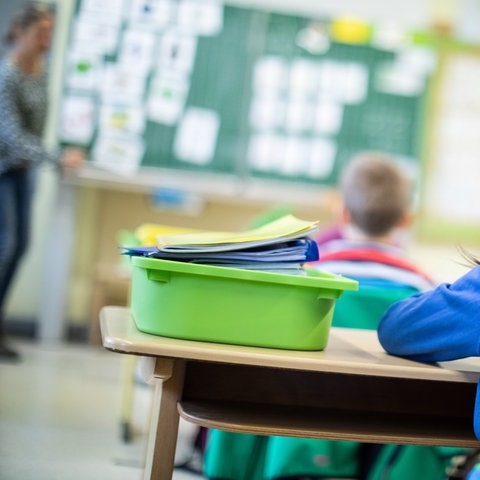 Schülerinnen und Schüler einer Grundschule sitzen mit Abstand in ihrem Klassenraum.  (dpa)