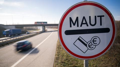 Ein Maut-Schild steht an einer Straße