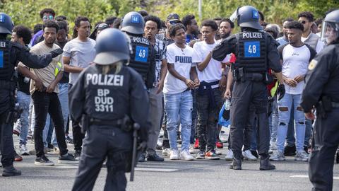 Polizisten und Teilnehmer einer Gegendemonstration des Eritrea-Festivals in Gießen stehen sich gegenüber