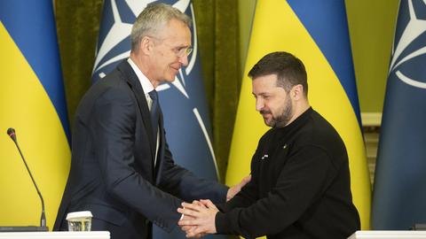 NATO-Generalsekretär Stoltenberg und der ukrainische Präsident Selenskyj schütteln sich die Hände