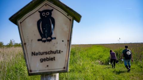 Ein Schild mit der Aufschrift "Naturschutzgebiet".