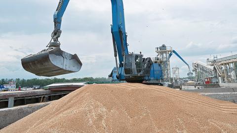 Ein Bagger verlädt in einem ukrainischen Getreidehafen Getreide in ein Frachtschiff. 