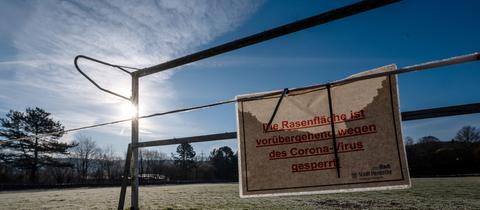 Ein wegen der Pandemie gesperrter Sportplatz (dpa)