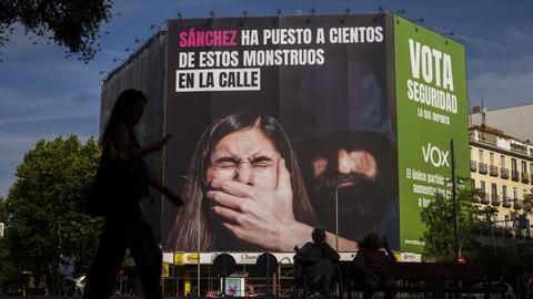 Wahlplakat der Partei Vox in Spanien wirft Spaniens Ministerpräsident Sánchez vor, "hunderte Monster" - gemeint sind Sexualstraftäter - freigelassen zu haben
