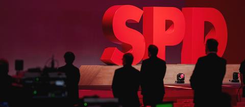 Das Logo der SPD leuchtet beim SPD-Bundesparteitag