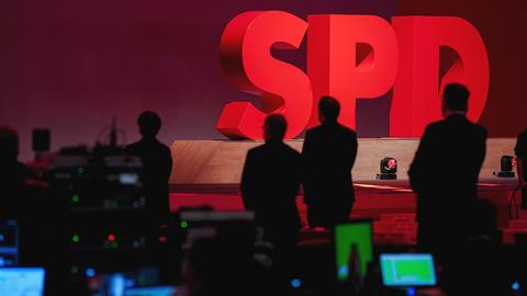 Das Logo der SPD leuchtet beim SPD-Bundesparteitag
