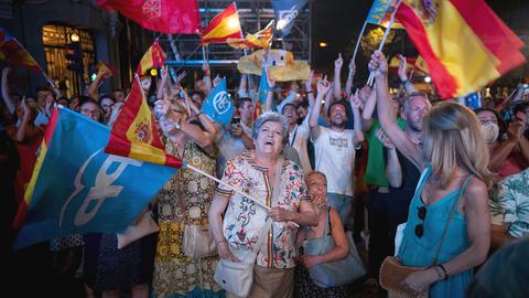 Menschen beobachten den Verlauf der Parlamentswahlen am Sitz der konservativen oppositionellen Volkspartei (PP) in der Calle de Genova. in Madrid.