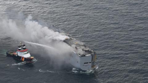 in Foto, das von einem Flugzeug der niederländischen Küstenwache aufgenommen wurde, zeigt den brennenden Frachter "Fremantle Highway" in der Nordsee. 