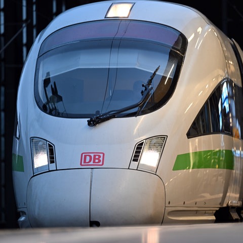 Ein ICE steht vor der Abfahrt im Erfurter Hauptbahnhof. 