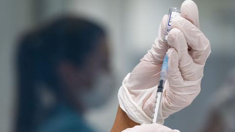 Baden-Württemberg, Gerlingen: Eine Frau zieht eine Dosis des Impfstoffes von Biontech/Pfizer für eine Corona-Impfung auf.
