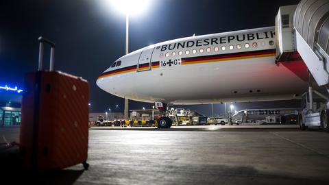 Der Regierungs-Airbus A340 steht am Flughafen Abu Dhabi