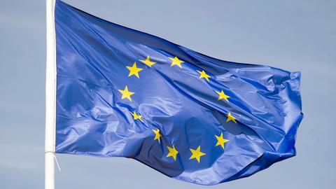 Eine Europaflagge weht im Wind (picture alliance/dpa/dpa-Zentral)