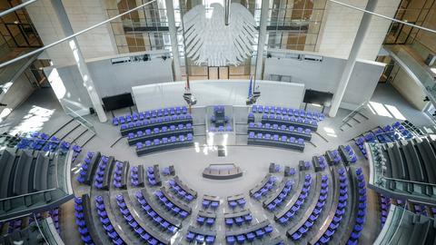 Ein Blick in den leeren Plenarsaal des Bundestags.