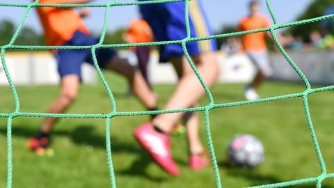 Kinder spielen auf einem Sportplatz Fußball (Archivbild) (dpa)