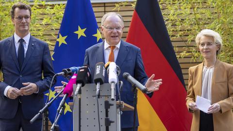  Hendrik Wüst (links), Stephan Weil und Ursula von der Leyen
