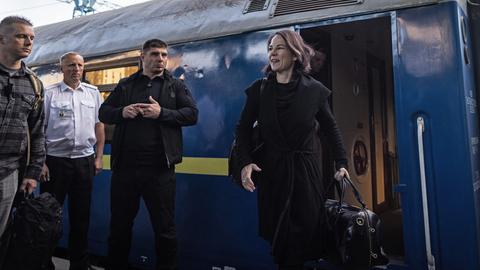 Annalena Baerbock trifft mit dem Zug zu einem geheim gehaltenen Besuch in der ukrainischen Hauptstadt ein. 