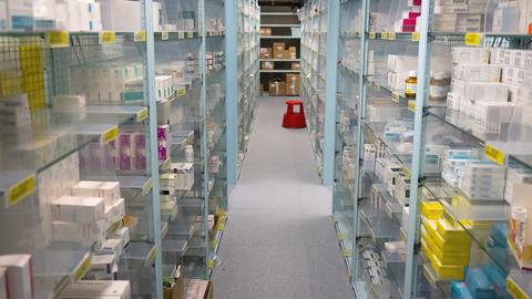 Verschiedene Medikamente sind bei einem Pharmagroßhändler in einem Lager zu sehen.