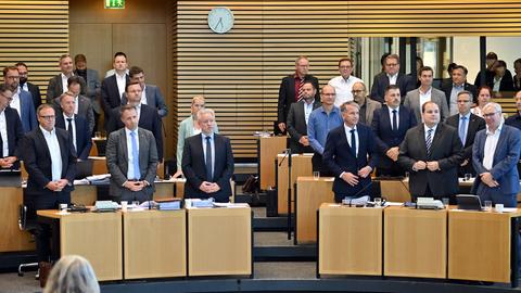 Abgeordnete von CDU und AfD stimmen gemeinsam über die Grunderwerbssteuer im Plenarsaal des Thüringer Landtag ab (14.09.23)
