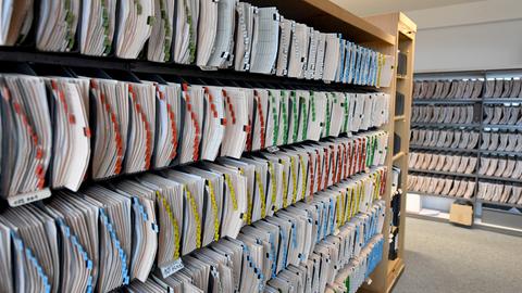 Akten in einem Schrank (picture alliance/dpa)