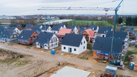 Eine Baustelle mit mehreren neuen Häusern