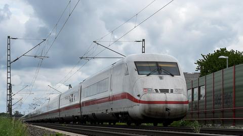 Ein ICE befährt die Bahnstrecke Bielefeld-Hannover. 