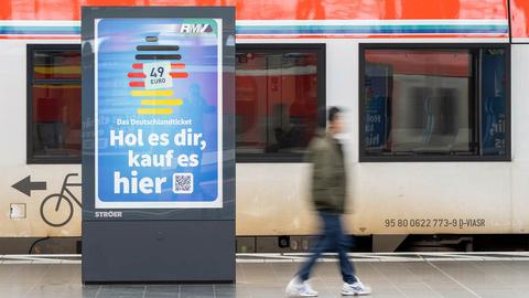 Werbetafel für das Deutschlandticket auf einem Bahnsteig.